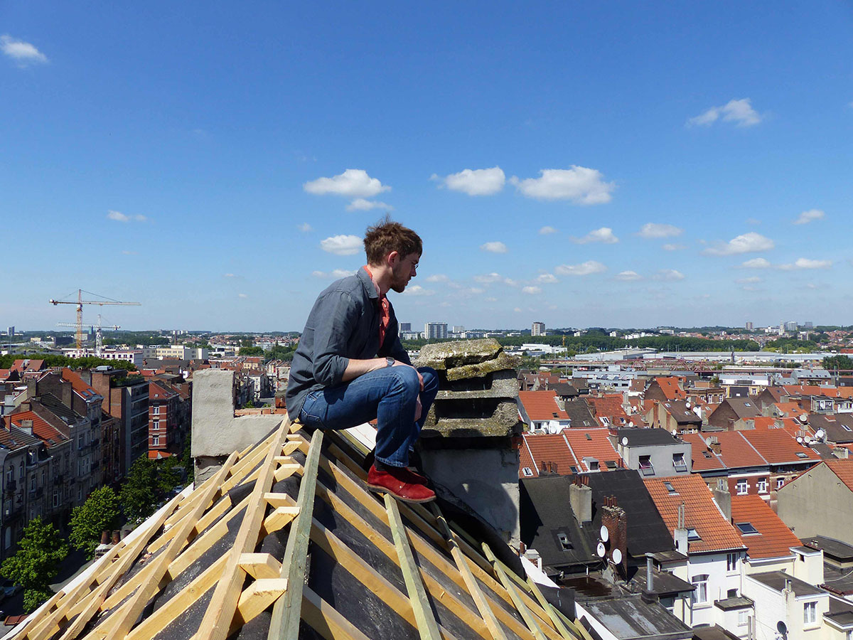 depuis le fait de la toiture en cours de rénovation, vue sur Bruxelles et en premier plan Xavier Bergeron