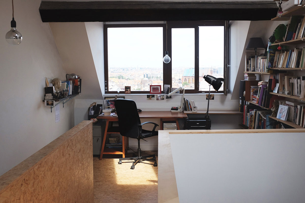 photo de chantier fini au niveau 1: vue sur la grande fenêtre du bureau et son ouverture sur Bruxelles