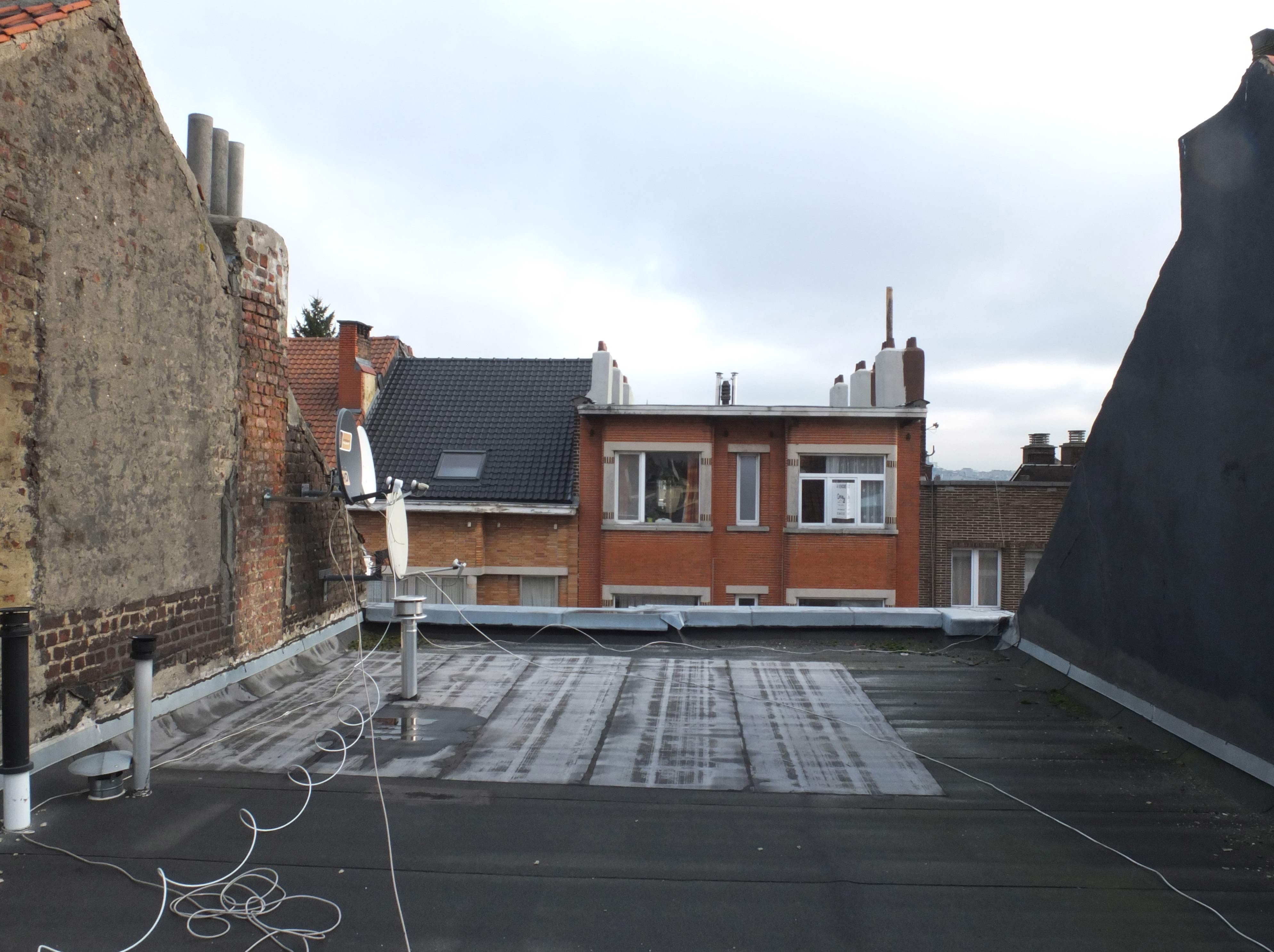 une toiture plate bitumé entre deux pignon qui regarde son vis-à-vis : voici le lieu du projet
