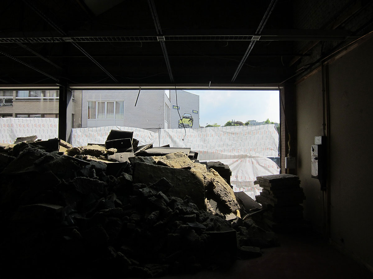 en cours de démolition, photo d'une pile d'isolation