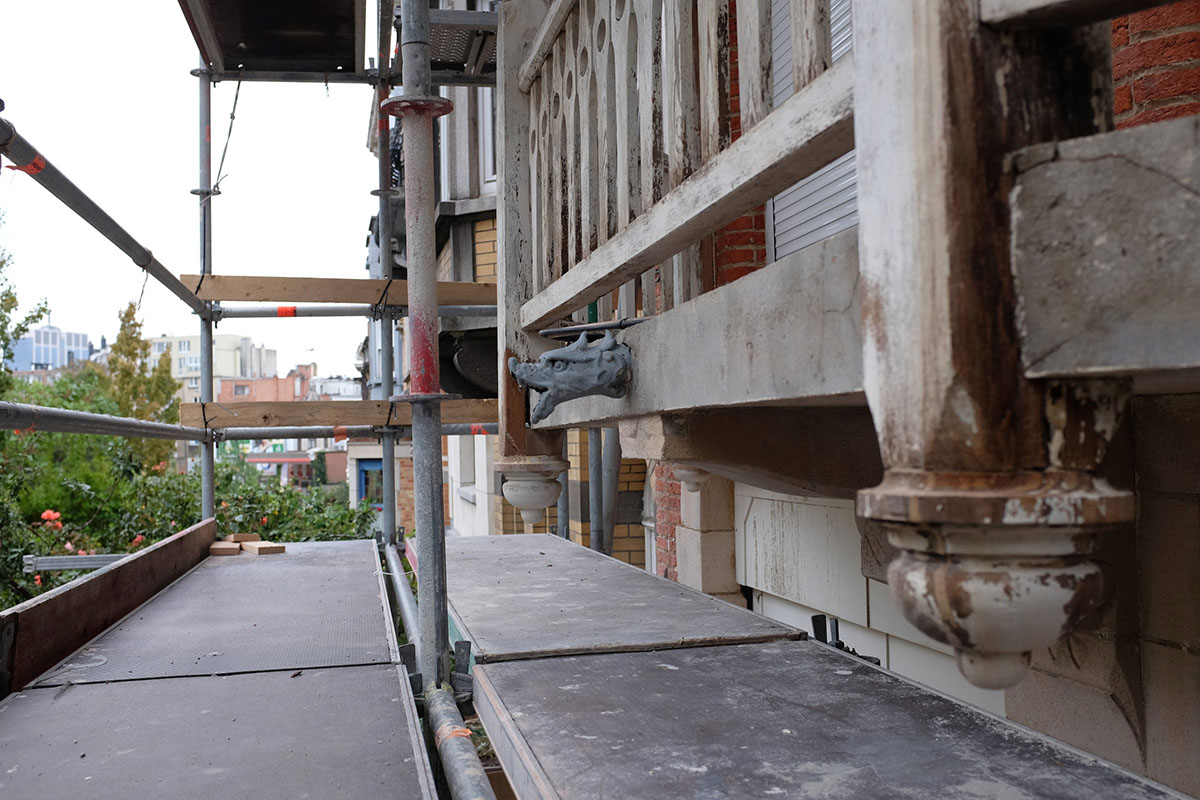 photo en cours de chantier : depuis l'échafaudage, vue sur les boiseries du balcons mises à nu