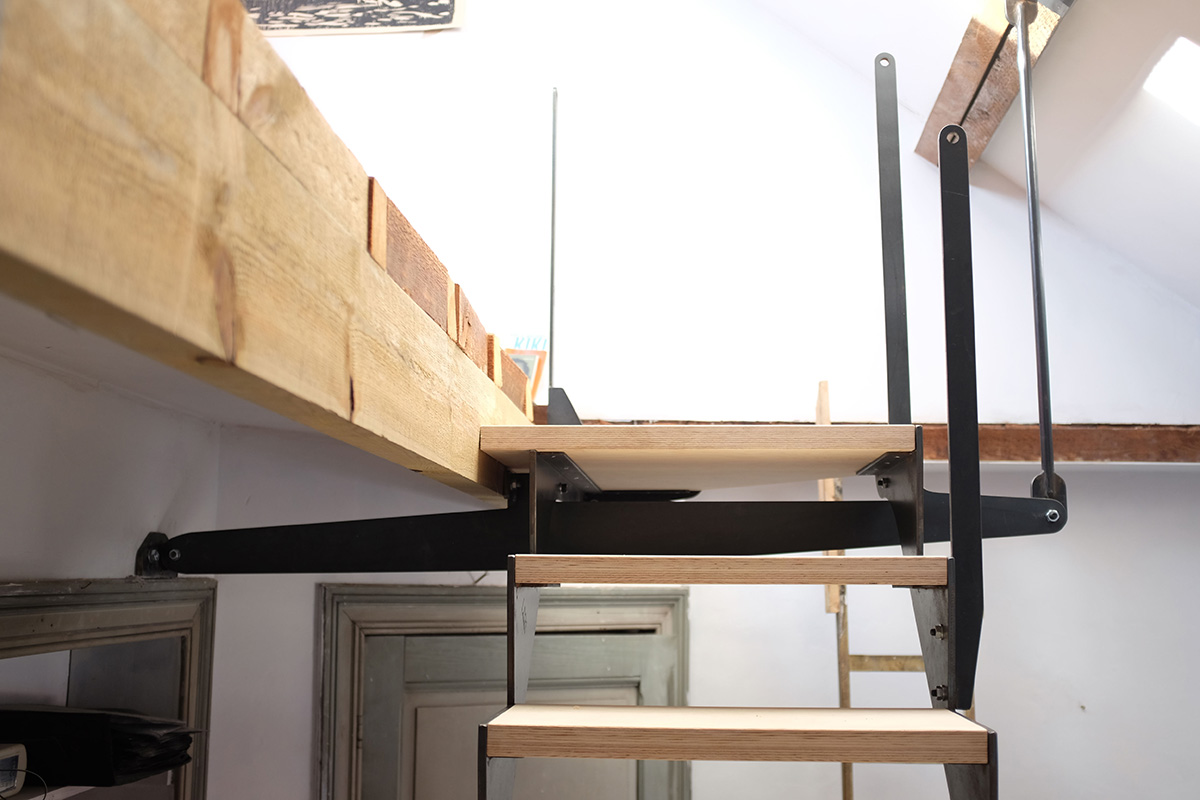 photo chantier fini : accroche de l'escalier à la panne intermédiaire de toiture