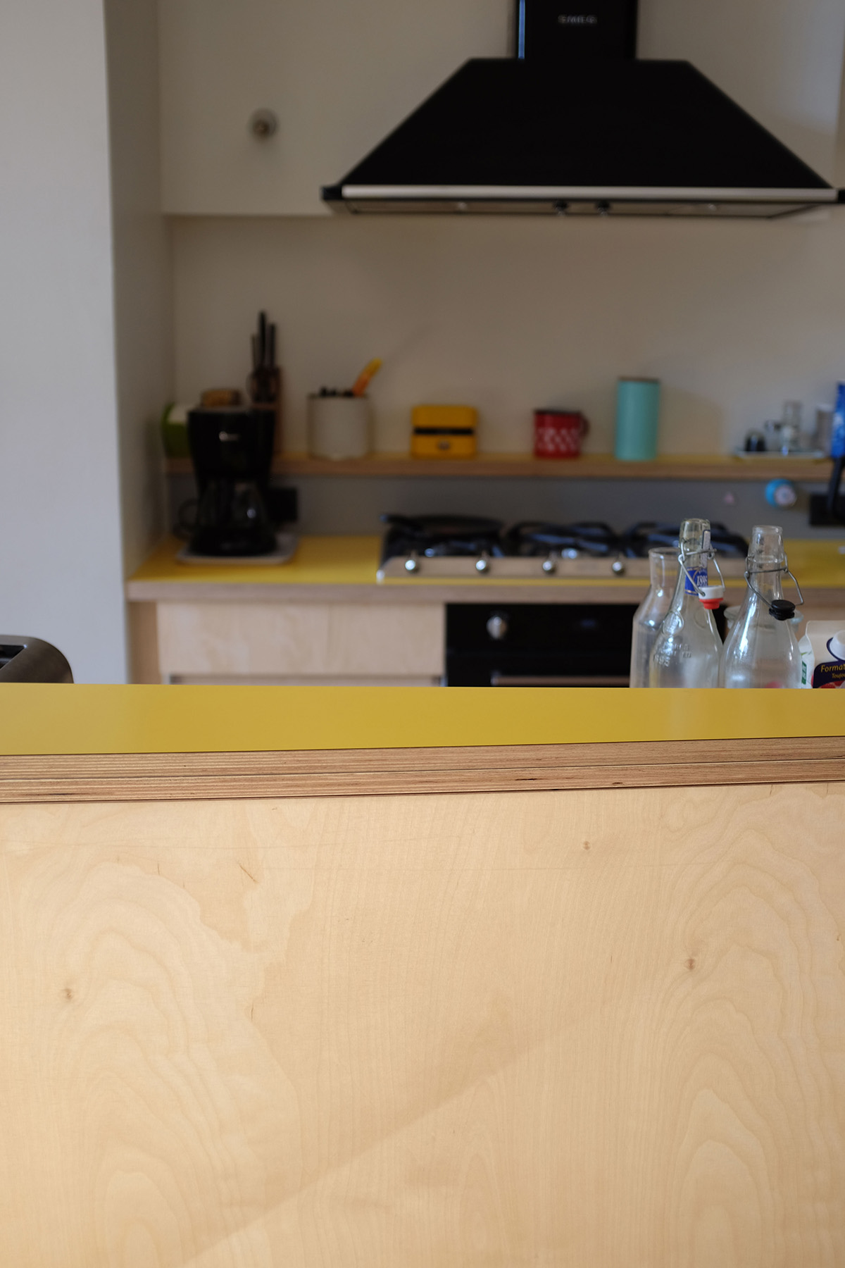 photo chantier fini : vue partielle du bar du meuble de cuisine, avec la partie taques en second plan